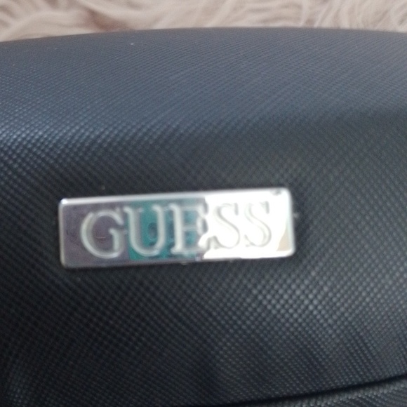 GUESS - Picture 5 of 9